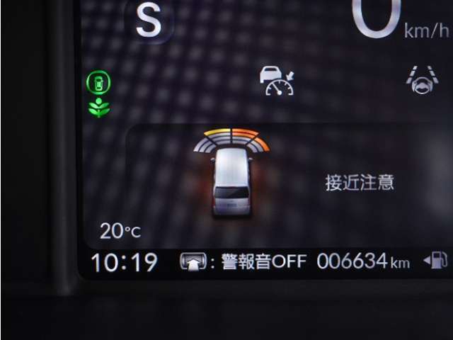 【クリアランスソナー】バンパーに付いたセンサーが障害物を検知。一定の距離に近づくとアラートで教えてくれます。狭い駐車スペースや車庫入れ時も安心です。