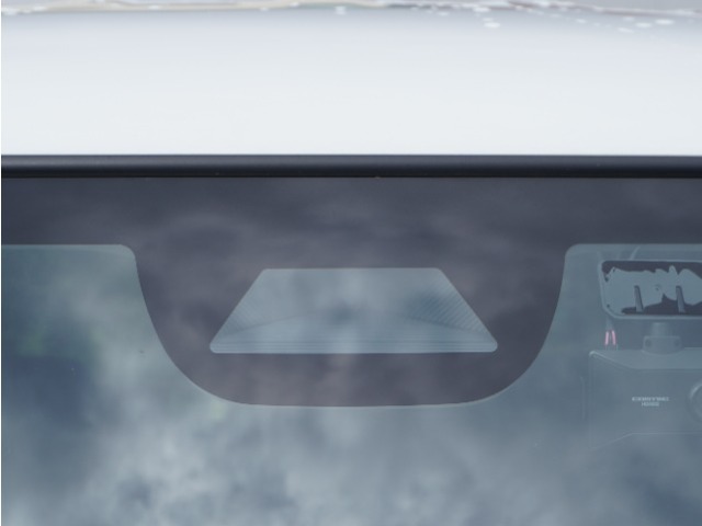 【ホンダセンシング】 「ミリ波レーダー」と「単眼カメラ」の異なる特性を持つ2つのセンサーなどにより、安心・快適な運転を支援します。