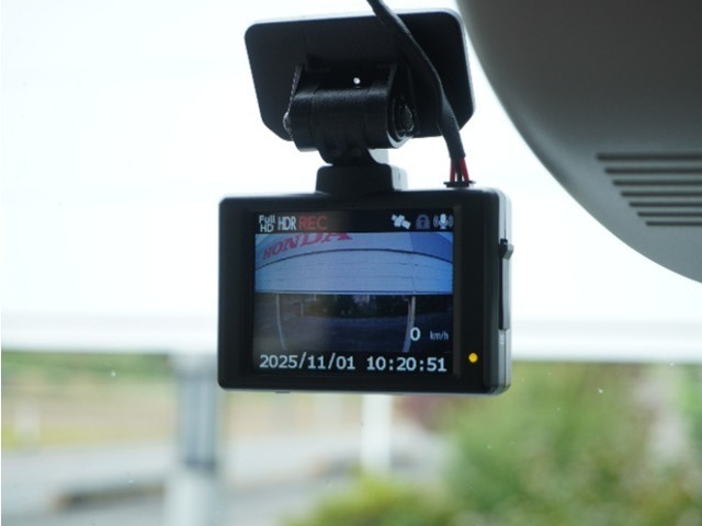 【前方ドライブレコーダー】安心・安全なカーライフに必須のドライブレコーダーを前方に装備。あおり運転や事故に遭遇した際の状況も映像で記録し、万一のリスクに備えます。
