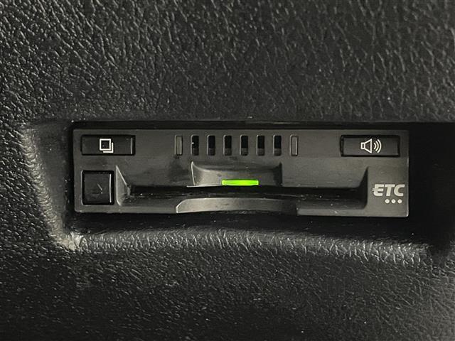 【ETC】有料道路を利用する際に料金所で停止することなく通過できる、ETC車載器（ノンストップ自動料金収受システム機器）が装備されています。セットアップを行うことで利用可能になります。