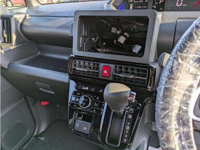 オートエアコン標準装備です。簡単操作で車内が設定した温度になるまで風量、吹き出し口を自動的に調整してくれます。いつでも快適な運転が楽しめます。