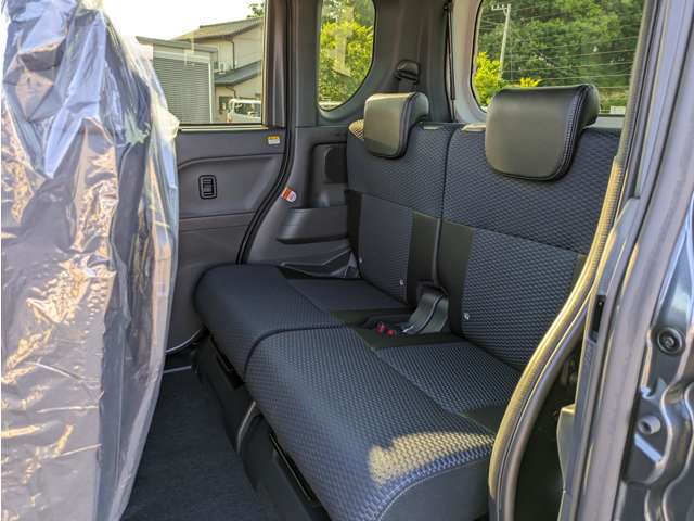 リアシートは分割式になります。ワンタッチでフラットにも出来ますのでお荷物が多い時等はフルフラットにして積む事も可能です。