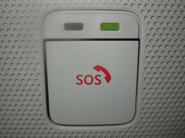 SOSコールは急病時やあおり運転被害などの危険を感じた時スイッチを押すと専門のオペレータに繋がって警察や消防への連携をサポートしてくれます。万が一の事故発生時にはエアバッグ展開と連動して自動通報します。