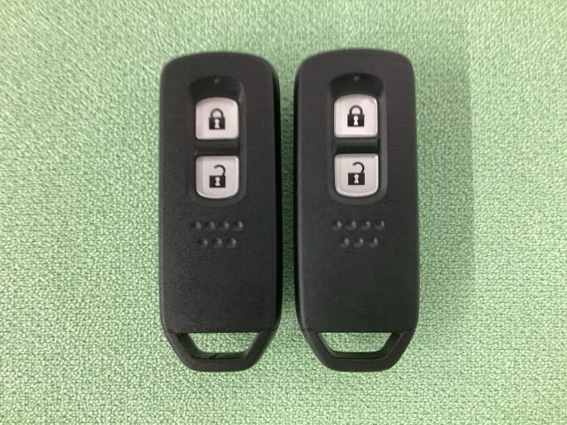 スマートキーを装備しています。鍵を差し込むことなくドアロックの開け閉めと、スタートボタン操作でのエンジンスタートができます。スペアキーも同じものを用意しております。