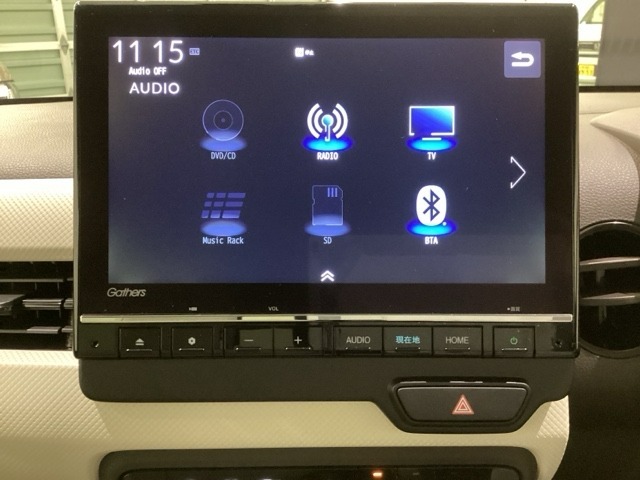 ワイド画面のナビゲーションはフルセグTV、インターナビ対応のGathers純正メモリーナビを搭載しています。Bluetoothオーディオ機能がありますので、スマートフォンなどの音楽も再生できます。