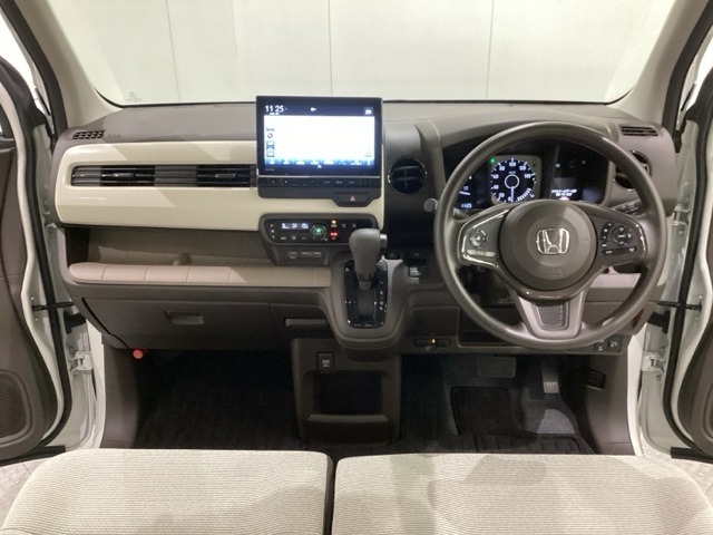 車内は光触媒抗菌消臭施工済です。インパネ周りはスタイリッシュなデザインで機能や装備も充実しています。グローブボックスやカップホルダーのほかにトレーなどたくさんの収納スペースが付いています。