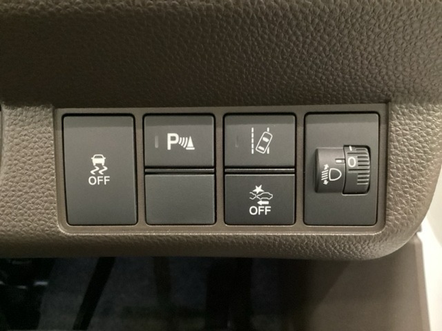 ハンドルの右側にはヘットライトレベライザーとHondaセンシング用のメインスイッチがついています。ヘッドライトレベライザーは道路状況や積荷の加重に応じてライトの高さを調節できます。