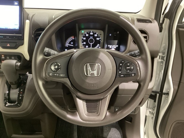 ハンドルにHondaセンシング系のクルーズコントロールやレーンキープアシストなどのスイッチと、オーディオの操作スイッチが装備されています。ハンドルから手を離さず安全に操作できます。