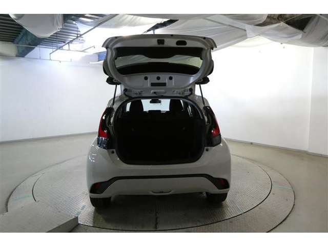 バックドアを上げた状態です。シートのアレンジ次第で荷室のスペースが変わります！用途に合わせて快適な室内を？