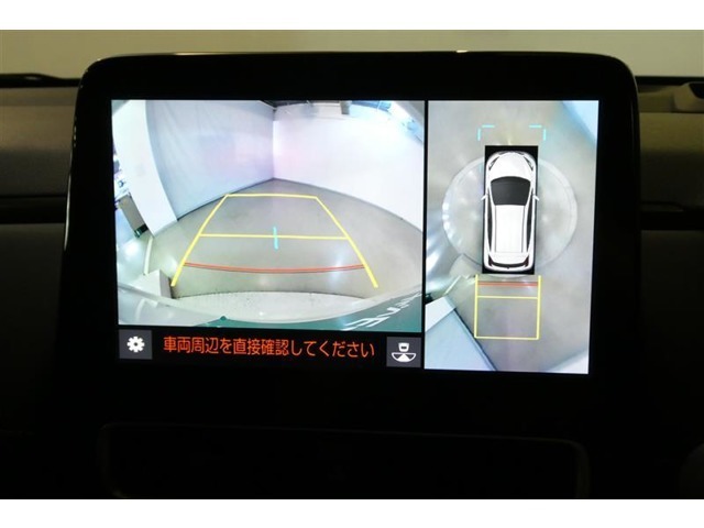 【パノラミックビューモニター】映像で、見づらい車両周辺の確認をアシスト。クルマを真上から見ているような映像を表示。 運転席から確認しにくい車両周囲の状況を把握。