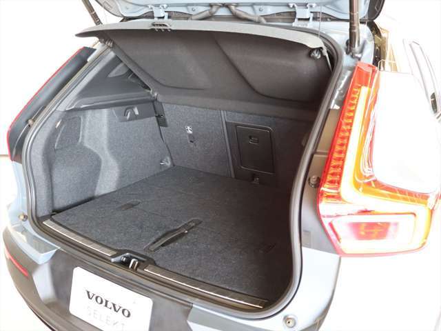 荷室は460Lの容量があり、リアシートを倒すことで1336Lまで拡大可能です　ラゲッジはスクエアなスペースが確保されており、旅行でも乗車人数分の荷物を積み込むことができます