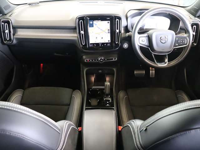 コンパクトなXC40でも上級車種と同様に、縦長式の大型タッチパネルを主体としたインテリア　スマートフォン感覚でナビゲーションやオーディオなどを操作できます