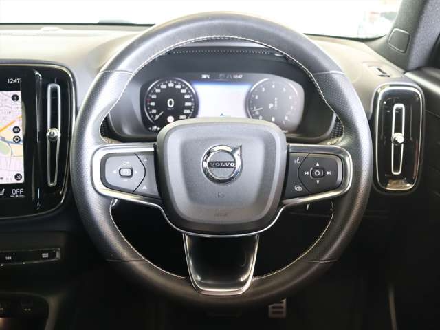 ステアリングはXC60などと同様の3本スポークですが、よりスポーティーなデザインとなっています　ステアリングスイッチも充実しており、手を離すことなく機能を操作できます