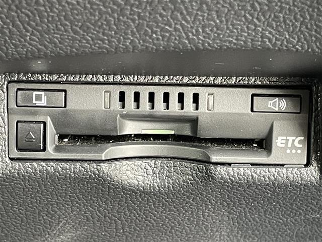 【ETC】有料道路を利用する際に料金所で停止することなく通過できる、ETC車載器（ノンストップ自動料金収受システム機器）が装備されています。セットアップを行うことで利用可能になります。