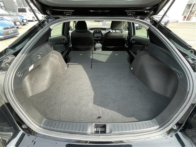 【トランク】積み込みやすくて、たっぷり積める荷室です。シートアレンジできるものは、乗車人数と荷物の量や大きさによってシートを動かすことができるので、より快適なドライブが可能です！