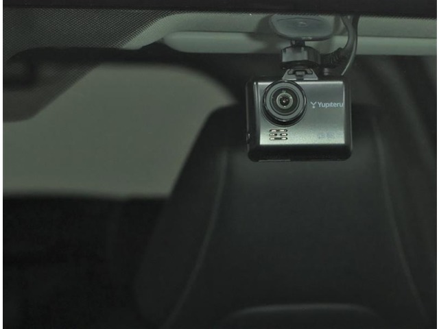 ドライブレコーダー装備：車の走行中の主に外観を中心に記録する撮影機材です！交通事故発生時の責任の所在を明確にしたり、観光等を記録するのにも役立ちます！