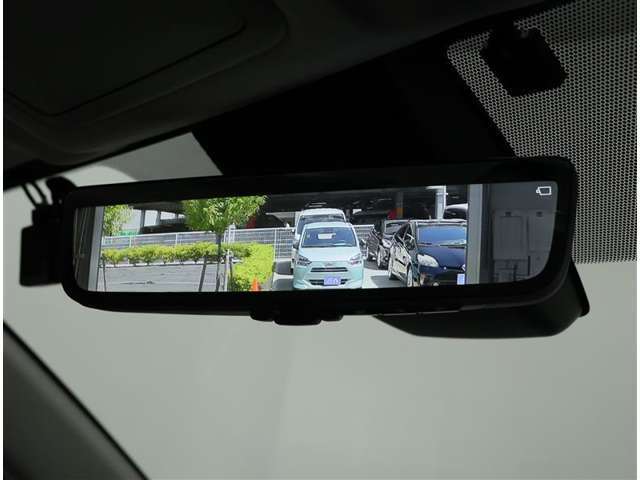 デジタルインナーミラー装備！車両後方のカメラの映像をデジタル補正で視認性を向上させてインナーミラー内に表示します♪視界を遮るものがなく、後席に同乗者がいても後方を確認しやすく安心です♪