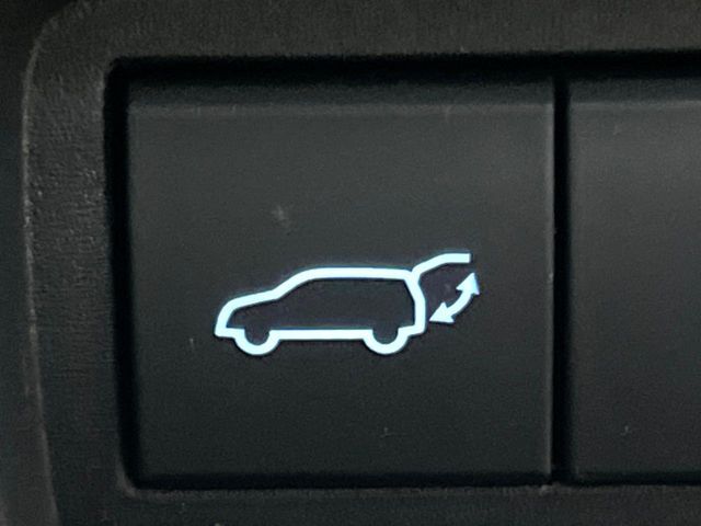 【パワーバックドア】スマートキーや運転席のボタンを押すだけでリアゲートが自動で開閉します！荷物を持っている時や、高い位置にあるバックドアを閉める際に便利な機能です♪