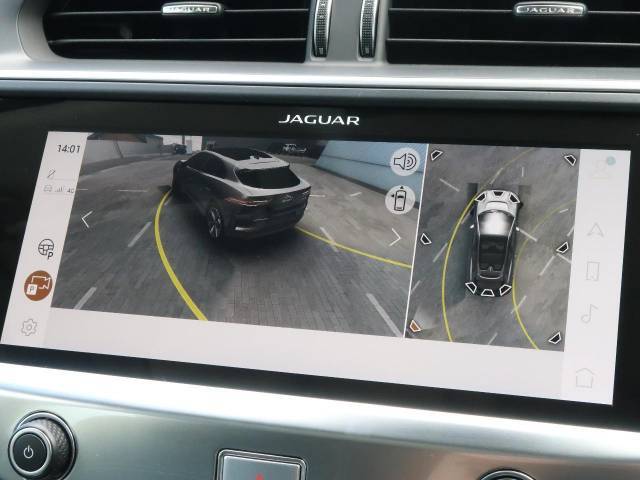 【3Dサラウンドカメラ】周囲の安全確認をアシストする機能です。3D車外ビュー、360°オーバーヘッドビューを　利用して、狭いスペースでも安心、スムーズに運転操作ができます。