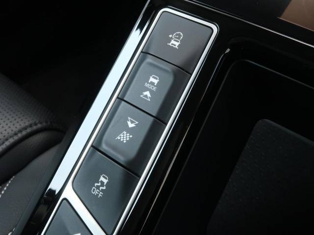 【JaguarDriveコントロール】標準・ダイナミック・ウィンターの各モードを選択可能。ステアリング、スロットルレスポンス、シフトポイントを最適化。気分や路面状況にあわせてセレクトしてください。