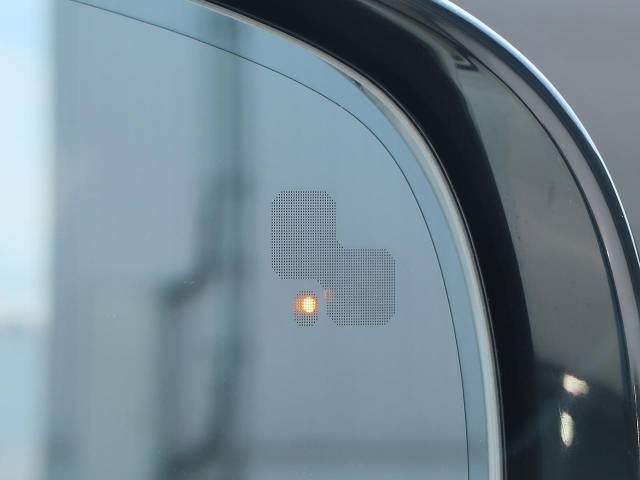 【ブラインドスポットモニター】左右斜め後ろを平行して走る車を認識し、車線変更の際に危険を察知するとドライバーへ警告を促します。夜・雨・トンネル内など走行時の環境が悪い時ほど便りになる安全装置です。