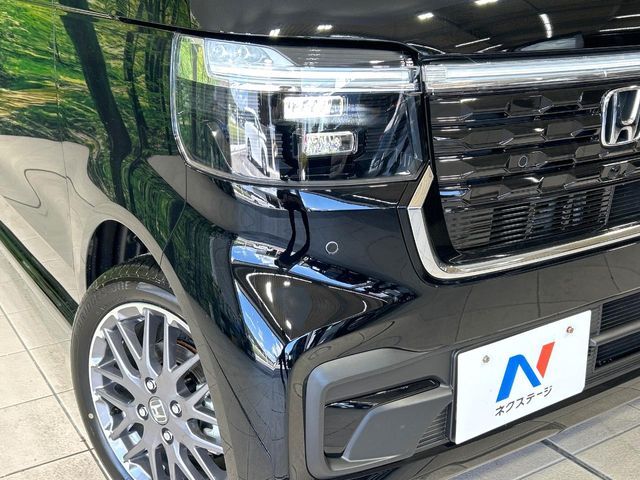 【LEDヘッドライト】悪天候や夜間走行時も良好な視界を確保し安心して運転できる高輝度LEDヘッドライトを装備！点灯速度が早く、消費電力も抑えられています。