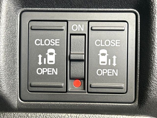 【両側パワースライドドア】スマートキーや運転席のスイッチで後席両側スライドドアの開閉が可能♪電動だから力を入れてドアを開ける必要が無く、小さなお子様でも簡単に開け閉めでき快適です♪