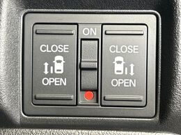 【両側パワースライドドア】スマートキーや運転席のスイッチで後席両側スライドドアの開閉が可能♪電動だから力を入れてドアを開ける必要が無く、小さなお子様でも簡単に開け閉めでき快適です♪