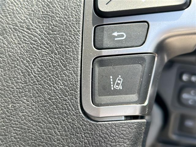 【レーントレーシングアシスト（LTA）】レーダークルーズコントロール使用時に、車線の中央を走るように支援したりお知らせしたりして、車線逸脱を防ぎます！機能には限界があるためご注意ください。