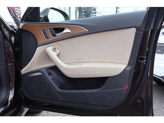 運転席ドアトリムにも傷等なく好感の持てるコンディションです。