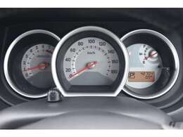 視認性の高いメーター類、安全運転に努められます。