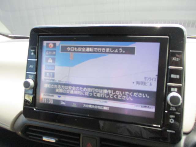日産純正の地デジ対応ナビゲーションが装着されてます。