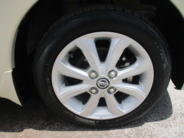 日産純正のアルミホイールが装着されてます。ボディデザインとマッチしておりカッコイイですね。