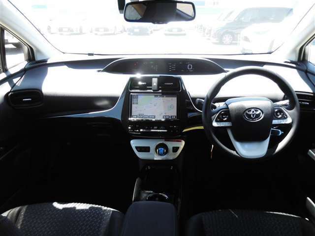 【運転席・インパネまわり】　ハンドル・シート・フロアーなど隅々までプロによるクリーニング済み☆彡キレイな車内でドライブが一層快適にお楽しみいただけます！！