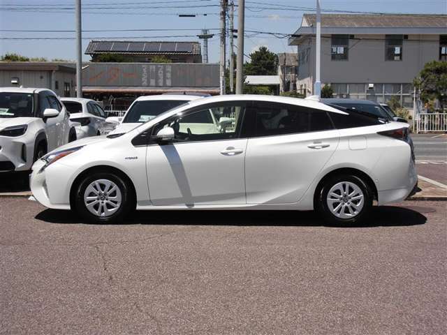 広々とした車内空間に優れた燃費性能。更にデザインも上質で人気のお車です！