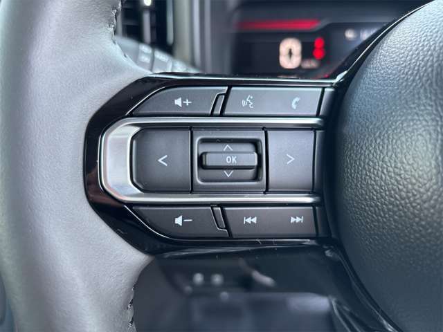 ステレオの操作がハンドルで操作ができます。