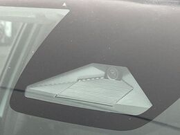 【ホンダセンシング】走行中に前方の車両等を認識し、衝突しそうな時は警報とブレーキで衝突回避と被害軽減をアシスト。より安全にドライブをお楽しみいただけます。