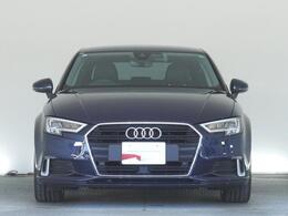 AUDIの特徴シングルフレームグリルは力強さとエレガントな雰囲気を醸し出します。