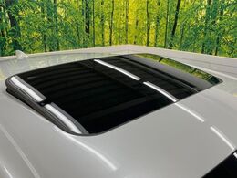 【サンルーフ】開放感たっぷりの希少装備、サンルーフが装着されています！車内に明かりを取り入れたり景色を楽しむ以外にも、車内の空気も簡単に換気できて快適です！
