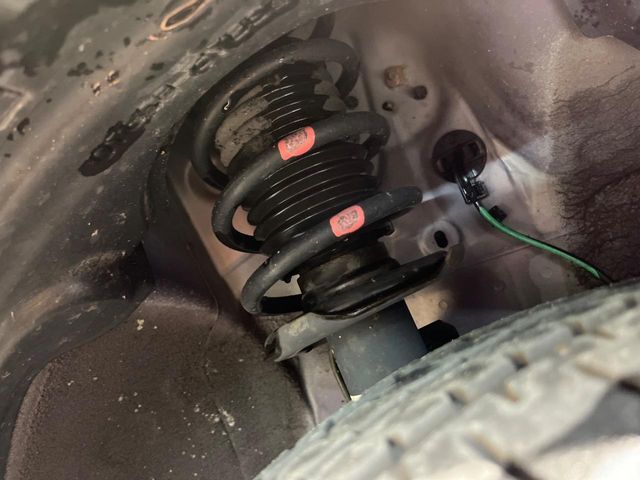 お車を安心してお乗りいただく為には、足回りの定期点検が欠かせません。サービスサポート（有償保証）では無料点検もご提供しており、安心のカーライフをお過ごしいただけるサポート体制が整っています。