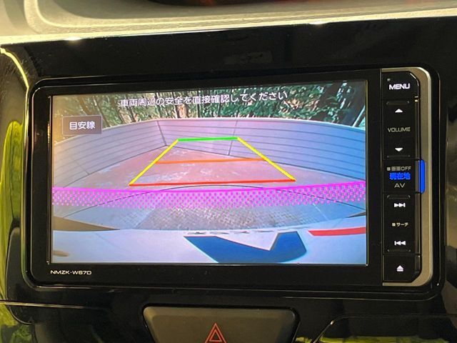 【バックカメラ】駐車時に後方がリアルタイム映像で確認できます。大型商業施設や立体駐車場での駐車時や、夜間のバック時に大活躍！運転スキルに関わらず、今や必須となった装備のひとつです！