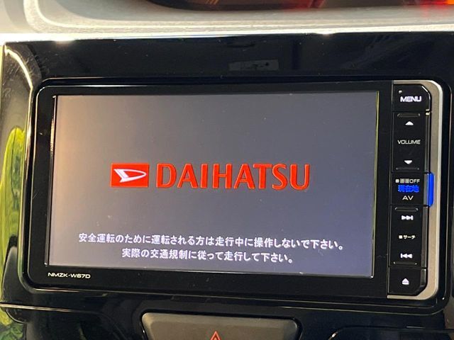 【純正ナビ】人気の純正ナビを装備しております。ナビの使いやすさはもちろん、オーディオ機能も充実！キャンプや旅行はもちろん、通勤や買い物など普段のドライブも楽しくなるはず♪