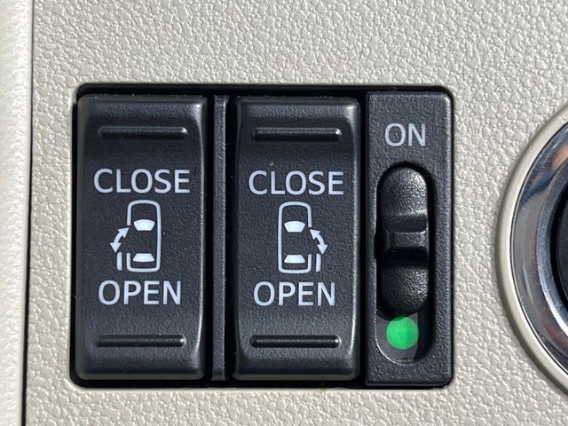【両側スライドドア】駐車場で隣の車との間隔が狭く乗りにくい時、スライドドアなら安心！ドアオープン時も幅を取らず、開口部が広いので乗り降りがとっても簡単です。大きな荷物の出し入れも後席から可能♪