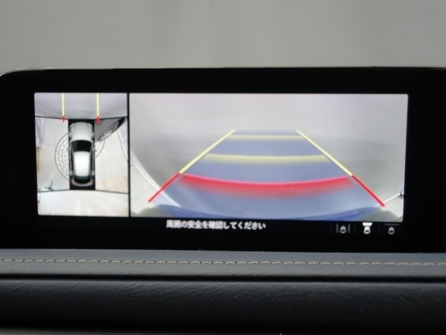車両の前後左右に備えた計4つのカメラを活用し、車両を上方から俯瞰したようなトップビューを表示。さらに、リア・クロス・トラフィック・アラートやパーキングセンサーで、対象車両や物を検知して知らせます。