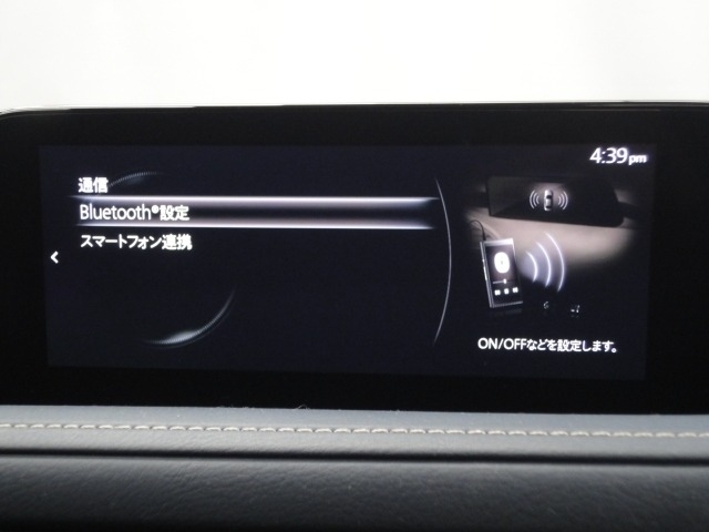 Apple Carplay・Android Autoでマツダ コネクト（コマンダーコントロール）でスマートフォンを操作して、通話、音楽を聴いたり、マップで目的地を調べることができます。