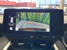 【バックカメラ】駐車時に後方がリアルタイム映像で確認できます。大型商業施設や立体駐車場での駐車時や、夜間のバック時に大活躍！運転スキルに関わらず、今や必須となった装備のひとつです！