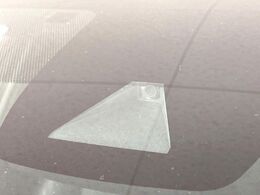 【トヨタセーフティセンス】走行中に前方の車両等を認識し、衝突しそうな時は警報とブレーキで衝突回避と被害軽減をアシスト。より安全にドライブをお楽しみいただけます。