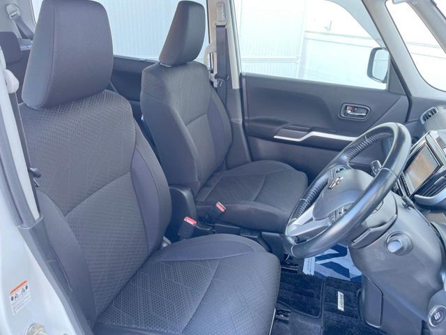 運転席シート廻りは使用感も少なく、良好な状態となっています。丁寧に使われていたことがよくわかりますね。