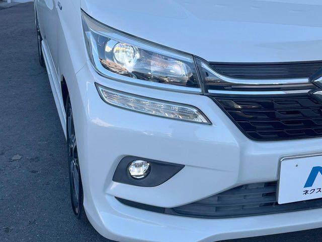 【LEDヘッドライト】悪天候や夜間走行時も良好な視界を確保し安心して運転できる高輝度LEDヘッドライトを装備！点灯速度が早く、消費電力も抑えられています。
