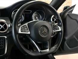 使用感の少ない室内はスポーティなブラックハーフレザーシートに快適なシートヒーターが完備！！